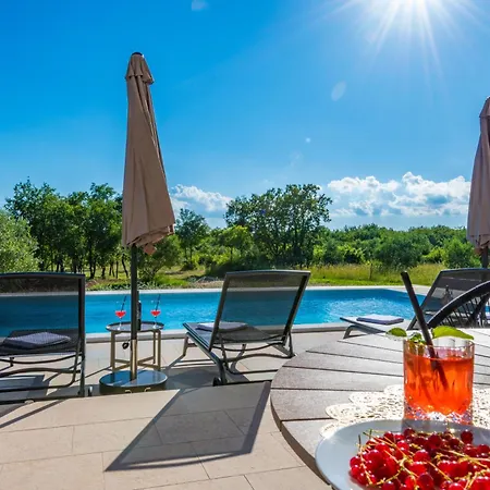 Silente, Modern And Luxurious Hugged By Nature בית נופש