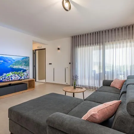 Silente, Modern And Luxurious Hugged By Nature Stalije