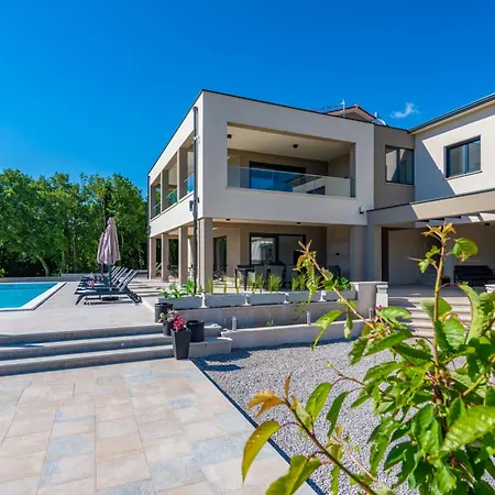 Silente, Modern And Luxurious Hugged By Nature *