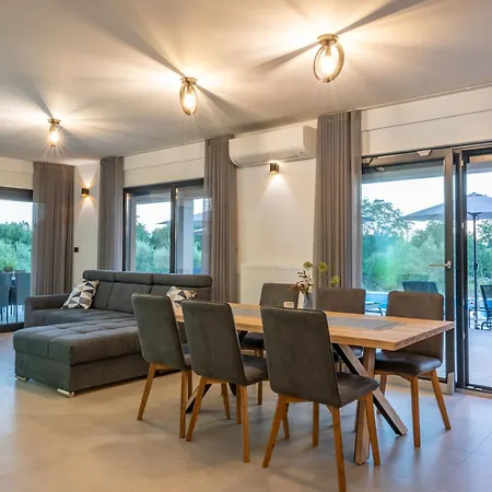 Silente, Modern And Luxurious Hugged By Nature Stalije