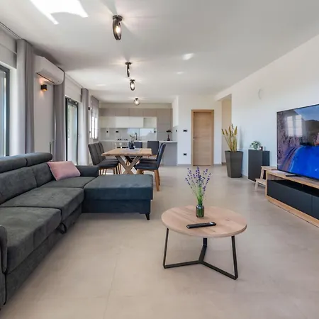 Silente, Modern And Luxurious Hugged By Nature Stalije