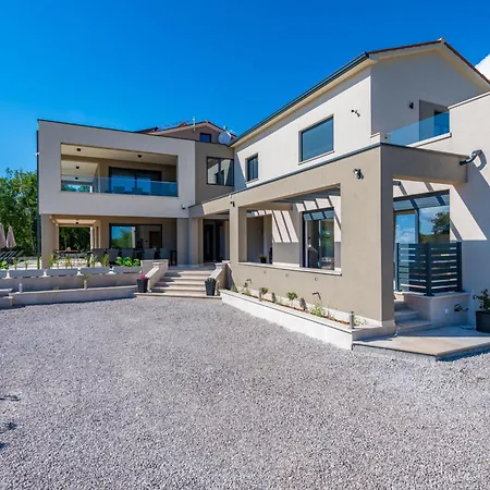 Silente, Modern And Luxurious Hugged By Nature *